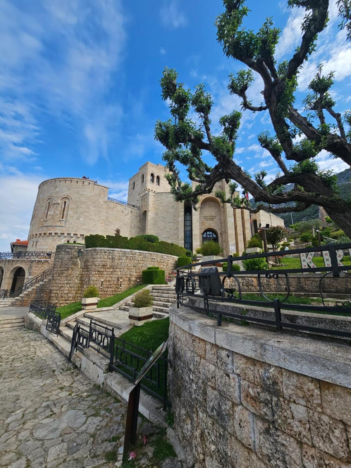 Castle - Inside,Voga Guesthause Krujë Exterior foto